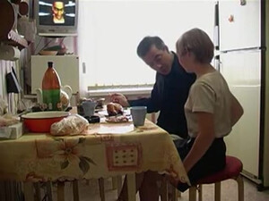 Русская пара устраивает домашний секс прямо на кухне