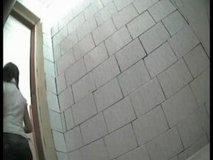 Скрытая камера в русском туалете засняла задницу