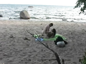 Молоденькая пара на пляже занимается сексом