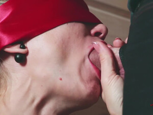 Отодрал в рот русскую мамку с завязанными глазами в частном видео