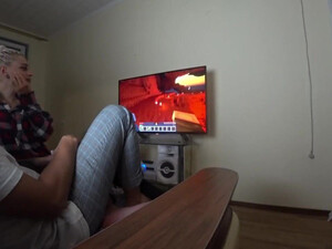 Молодая русская жена дает себя трахнуть в анал, чтобы отвлечь мужа от телевизор
