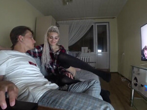 Молодая русская жена дает себя трахнуть в анал, чтобы отвлечь мужа от телевизор