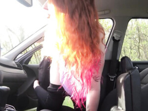 Факт своего прелюбодеяния с рыжей проституткой в собственном авто водила снимает на камеру