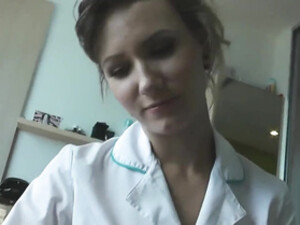 Медсестра на высоких каблуках мастурбирует пациенту хуек от первого лица