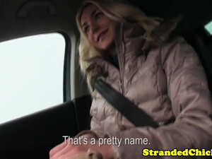 Красивая блондинка соблазнила таксиста своей голой пиздой