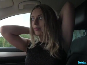 Молодой пикапер трахает в машине смазливую блондинку
