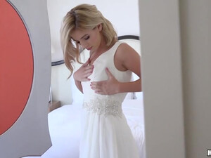 Милая блондинка отдалась будущему мужу в спальне перед свадьбой