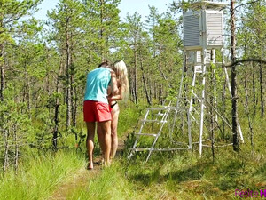 Красивый секс в лесу с молодой блондинкой