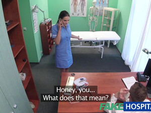 Доктор в кабинете трахает молодую медсестру на рабочем столе