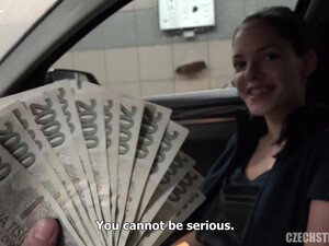 Молодая автомойщица согласилась за деньги сосать и ебаться с клиентом