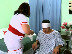 Жирная медсестра с огромными дойками дрочит больному член перед поркой