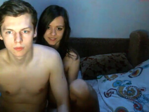 Русские студенты перед веб камерой снимают свой секс в постели