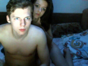Русские студенты перед веб камерой снимают свой секс в постели