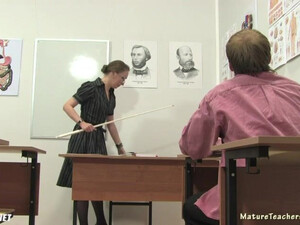 Русский ученик трахнул свою училку в кабинете прямо на парте