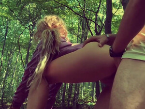Анальный секс в лесу со стройной молодой блондинкой