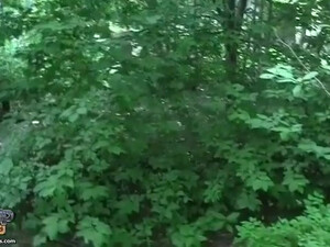 Русский пикапер снял девушку, трахнул в лесу и кончил ей в рот