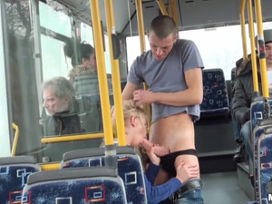 Развратные студенты решили заняться сексом в автобусе