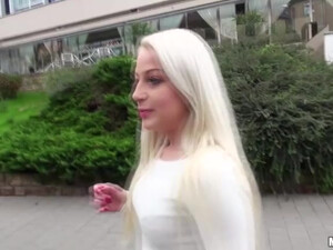 Молодой пикапер снял очаровательную длинноволосую блондинку на улице