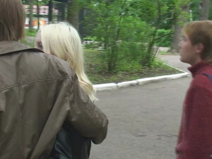 Худенькая русская блондинка отдалась мужикам с большими членами