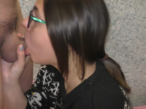 Милая русская студентка в очках делает минет и принимает сперму в рот