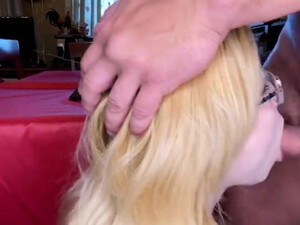 Мужчина жестко ебет русскую блондинку в пизду, порвав на ней колготки