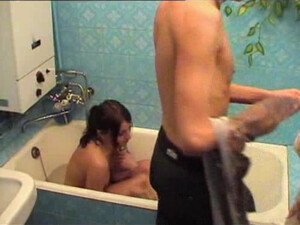 Пьяная студентка Марина сосет хуй своего парня в ванной