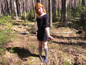 Рыжеволосая студентка делает минет перед еблей в лесу