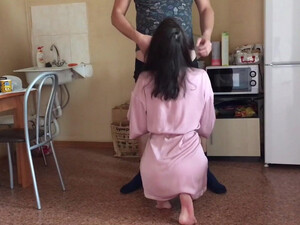 Парень ебет в жопу молодую девушку из Иваново на кухне