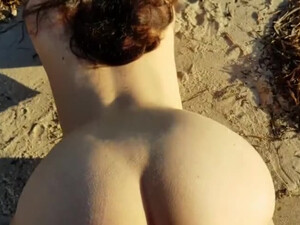 Русский секс на пляже в позе догги стайл