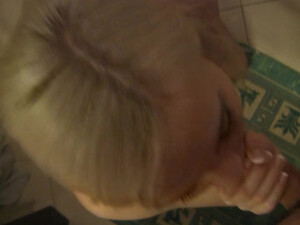 Молодая блондинка в ванной комнате сосет член парня