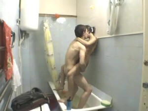 Домашний секс в ванной молодой пары из Казахстана
