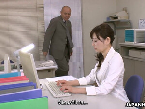 Взрослый бос ебет японскую секретаршу в кабинете на столе