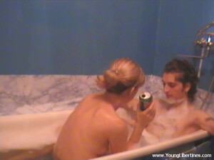 Пьяная Наташка соблазнила брата на еблю в ванне