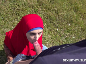 Жена мусульманка изменяет своему мужу и сосет незнакомцу в лесу