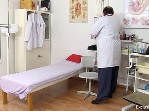 Пациентка в чулках дрочит пизду самотыком в гинекологическом кресле