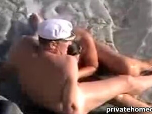 Похотливые нудисты из России решили трахнуться прямо на пляже