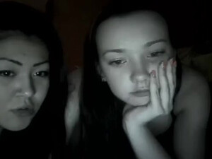 Русские красотки показывают свои обнаженные тела на вебкамеру