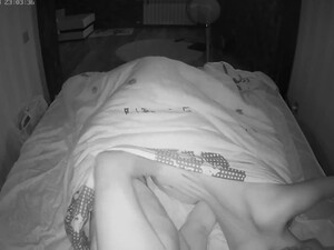 Русский парень выебал красивую телочку посреди ночи на скрытую камеру