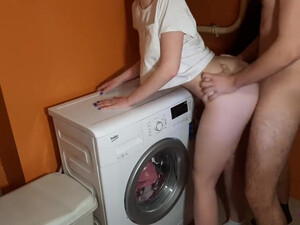 Рыжая сестра дрочит крепкий член брата и трахается с ним на стиральной машине