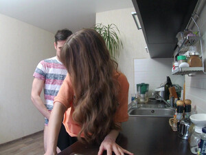 Парень трахает свою девушку на кухне со спущенными трусиками