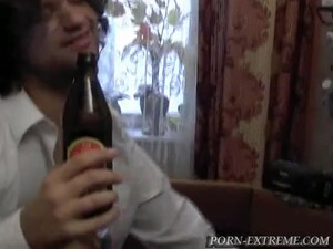 Пьяная русская малышка долбится на кухне с волосатым мужиком