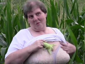 Толстая мамашка гладит буфера кукурузным початком и сама себе теребонькает, лёжа под открытым небом