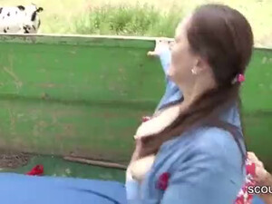 Взрослая шатенка трахается во время езды трактора