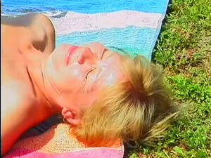 Белокурая 65-летняя бабуля сосет пенис любовника в теплом бассейне