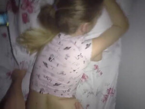 Родной брат трахает киску спящей сестры посреди ночи