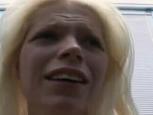 Молодая белая блондинка жена в межрасовом гэнгбэнге в любительском видео