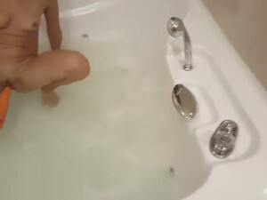 Русская сучка длиннющим огурцом трахает свою охуенную жопу в ванной