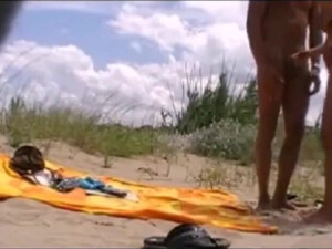 Парень на пляже перед скрытой камерой отжарил чужую замужнюю женщину до камшота на животик