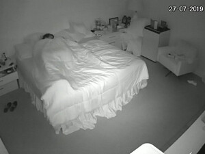 Скрытая камера в номере отеля сняла семейный секс парочки