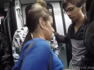 Уличная сука отсасывает и мастурбирует мужичкам стоячие писюны в метро